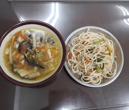 酸辣湯，炒麵