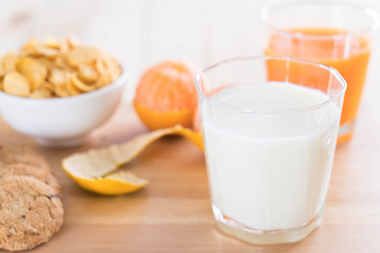 強健骨骼就靠這5種高鈣飲品！乳製、植物飲都能補足每日鈣