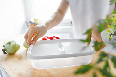 保鮮盒油垢＋異味難清？日本達人公開免沾手去味法